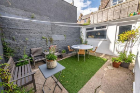 Lovely main door 1 bedroom holiday flat with patio